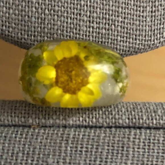 Vintage Estate 70s Lucite Daisy Wildflower Flower Dome Chunky Fairy Boho Ring - Picture 2 of 5